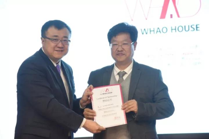 清华大学党委常委、副校长杨斌为网投绿色装配集团总裁李旭禄颁发证书